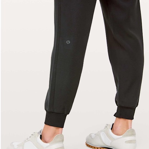 Lululemon On The Fly Jogger in Black- Size 12. GUC - Picture 3 of 11